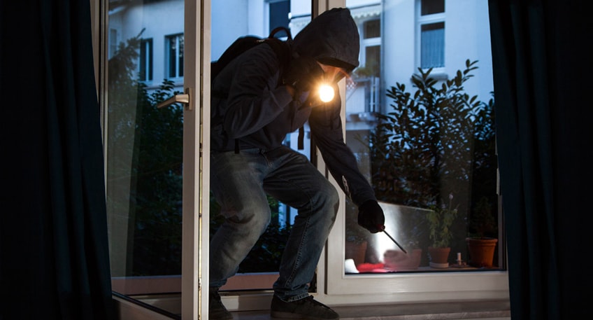 Weil bei ihrer Nachbarin die Terrassentür offen stand, hat eine Anwohnerin der Dorfstraße in Schnathorst am Freitagmorgen, 17. Dezember, die Polizei gerufen. Wenig später war klar, dass hier Einbrecher am Werk waren.