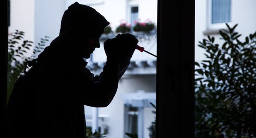 Zu einem Einbruch in ein Wohnhaus am Drosselweg in Hüllhorst ist es am Mittwoch im Laufe des Tages gekommen. So durchwühlten der oder die Kriminellen im gesamten Haus diverse Schränke und Schubladen, wobei zahlreiche darin gelagerte Gegenstände scheinbar achtlos auf dem Boden geworfen wurden.