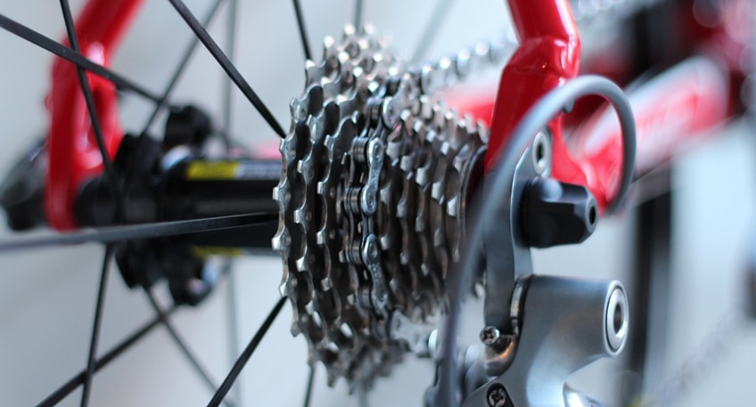 Bei Fahrradkontrollen am Schulzentrum in Rahden am Mittwochmorgen hatte die Polizei vor allem die Beleuchtung der Räder im Focus. Dabei konnten die Polizisten Erfreuliches feststellen: Der deutlich überwiegende Teil der Schülerinnen und Schüler war mit vorschriftsmäßiger Beleuchtung unterwegs.