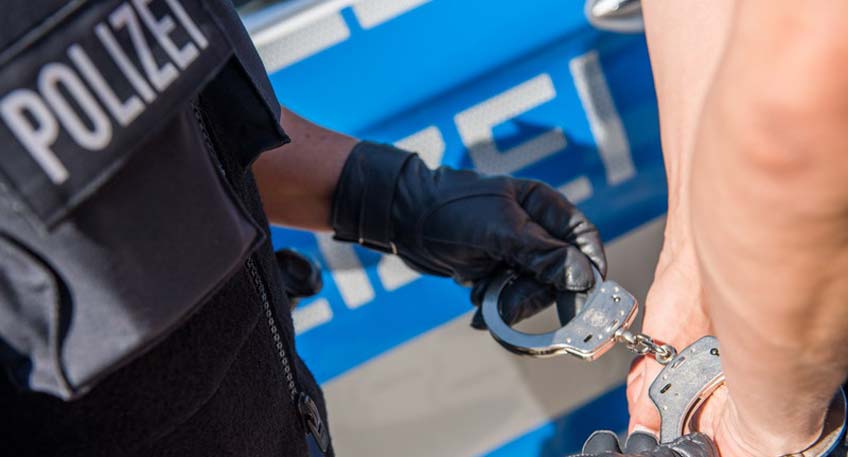 Gleich mehrere Diebst&auml;hle wirft die Polizei einem 19-j&auml;hrigen L&uuml;bbecker vor. So soll dieser am Freitag und Samstag drei Fahrr&auml;der gestohlen sowie aus einem Auto ein Portemonnaie entwendet haben. Zudem besteht gegen den polizeibekannten Mann der Verdacht, gewaltsam in das Lager des NP-Marktes an der Bohlenstra&szlig;e eingedrungen zu sein.