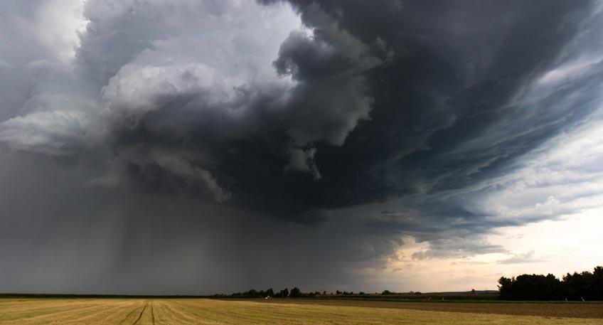 Der Deutsche Wetterdienst warnt vor einer Unwetterlage in NRW. Schwere Sturmböen mit bis zu 100 Stundenkilometer können Dachziegel lösen und Bäume und Äste zu Fall bringen.„Etwaige Sturmschäden sind ein Fall für die Versicherung und müssen dem Versicherer umgehend gemeldet werden”, erläutert Ursula Thielemann, Leiterin der Verbraucherzentrale NRW in Minden.