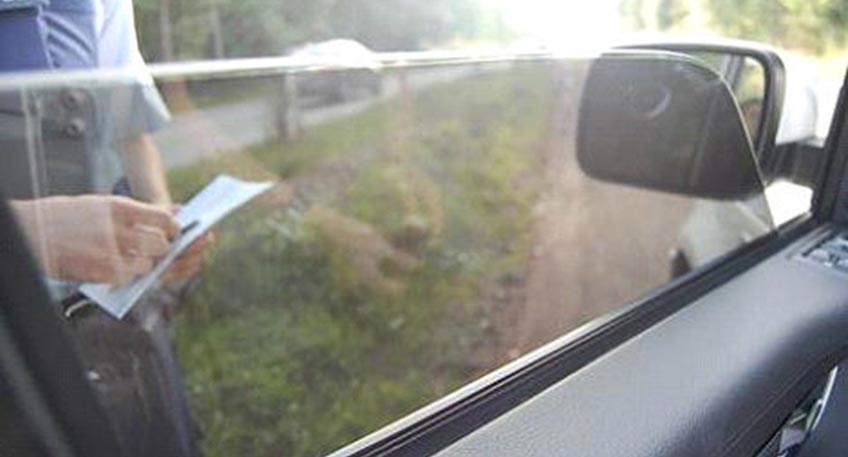 Bei einer Verkehrskontrolle am Samstag hat ein 30 Jahre alter Autofahrer erheblichen Widerstand geleistet und dabei zwei Einsatzkr&auml;fte verletzt.