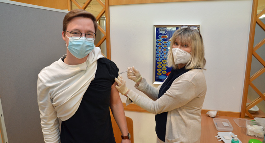 Kleiner Piks, gro&szlig;e Wirkung: Die Gauselmann Gruppe zieht ein positives Fazit ihrer Kampagne f&uuml;r die Auffrischungsimpfung. Fast 500 Menschen hatten sich in den vergangenen Wochen ihre dritte Impfung mit Unterst&uuml;tzung des Unternehmens abgeholt.