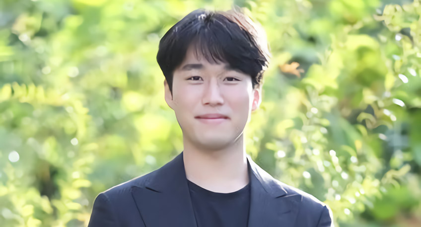 Er z&auml;hlt zu den besten jungen asiatischen Nachwuchspianisten seiner Generation: der S&uuml;dkoreaner Julian (Joo-Young) Kim. Im Rahmen der Reihe &bdquo;Weltklassik am Klavier&ldquo; spielt er am Sonntag, 13. Februar, um 17:00 Uhr Werke von Chopin und Rachmaninow in der Wandelhalle im Kurpark.     Beginnen wird der Abend mit den drei Walzern op. 34 von Fr&eacute;d&eacute;ric Chopin. Der polnisch-franz&ouml;sische Komponist und Pianist schrieb sie in den Jahren 1834 bis 1838. Anschlie&szlig;end folgt das Rondo Es-Dur op. 16; Chopin komponierte es 1833 und widmete das St&uuml;ck seiner Sch&uuml;lerin Caroline Hartmann, die schwer erkrankt ein Jahr sp&auml;ter starb. Und schlie&szlig;lich widmet sich Joo-Young Kim mit der Polonaise As-Dur op. 53 einem der bedeutendsten Klavierwerke Chopins. Musikwissenschaftler gaben dem St&uuml;ck sp&auml;ter den Beinamen H&eacute;ro&iuml;que.      Nach der Pause geht es mit zwei Werken von Sergej Rachmaninow weiter, dem letzten gro&szlig;en Komponisten der sp&auml;tromantischen russischen Tradition. Zun&auml;chst wird Joo-Young Kim aus Six Moments Musicaux op. 16 spielen, einer Reihe von Solo-Klavierst&uuml;cken &ndash; beginnend mit Nummer 3, Andante cantabile. Den Abschluss des Konzerts bildet die Sonate Nr. 2 (revidierte, 2. Edition 1931) op. 36 b. Sie z&auml;hlt zu den gewichtigsten Klavierwerken Rachmaninows.     Joo-Young Kim wurde 1997 in Busan in S&uuml;dkorea geboren. Derzeit studiert er im k&uuml;nstlerischen Masterstudiengang an der Hochschule f&uuml;r Musik in Mannheim bei Professor Wolfram Schmitt-Leonardy. Im Jahr 2019 gewann er in drei bedeutenden internationalen Klavierwettbewerben jeweils den ersten Preis &ndash; unter anderem bei der &bdquo;Lang Lang Piano Competition&ldquo; im chinesischen Hangzhou. Den Juryvorsitz hatte Starpianist Lang Lang pers&ouml;nlich.     Der Einlass zu dieser Veranstaltung erfolgt unter dem 2G-Nachweis (geimpft/genesen) und Vorlage des Personalausweises. Ausgenommen sind Kinder bis einschl. 15 Jahre oder Personen, die nachweislich nicht geimpft werden k&ouml;nnen. Letztere ben&ouml;tigen einen tagesaktuellen Schnelltest. Auch w&auml;hrend der Veranstaltung gilt die dortige Maskenpflicht.      Tickets f&uuml;r 30,00 Euro sind in der Tourist-Information im Haus des Gastes im Kurpark, Tel. 05731 13-00, aktuell ge&auml;nderte &Ouml;ffnungszeiten von montags bis freitags von 9.00 Uhr bis 13.00 Uhr und samstags von 10.00 Uhr bis 15.00 Uhr sowie an allen bekannten Vorverkaufsstellen erh&auml;ltlich. Jugendliche unter 18 Jahren haben kostenfreien Eintritt. Die Abendkasse ist ab einer Stunde vor Veranstaltungsbeginn ge&ouml;ffnet. Weitere Informationen finden sich unter www.staatsbad-oeynhausen.de   