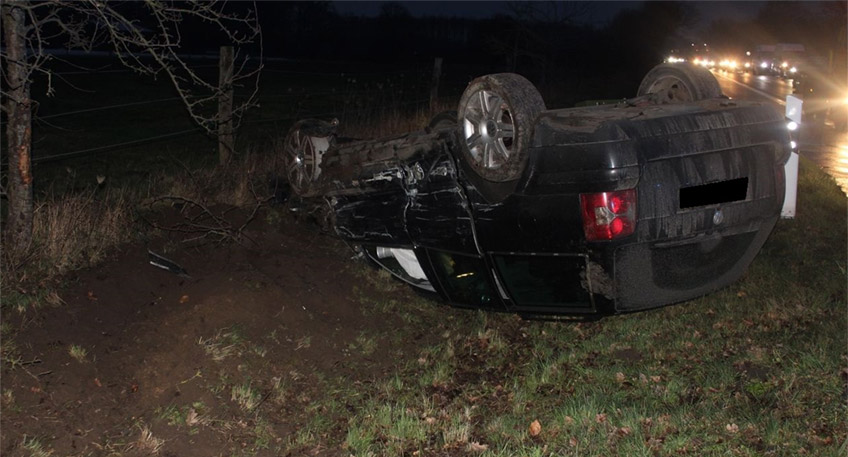 Zu einer heftigen Kollision zwischen zwei Autos ist es am Freitagmorgen auf der Kreuzung Osnabr&uuml;cker Stra&szlig;e (L 770)/Tonnenheider Stra&szlig;e gekommen. Eines der beteiligten Fahrzeuge &uuml;berschlug sich und landete kopf&uuml;ber auf dem angrenzenden Gr&uuml;nstreifen.