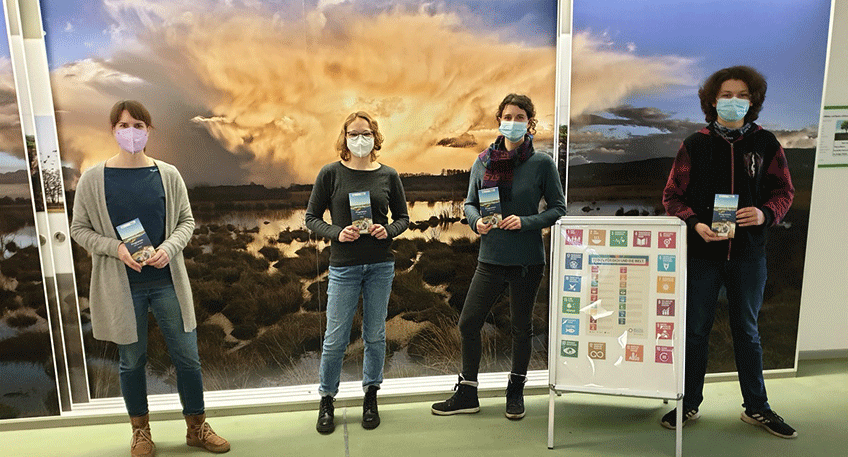 Das Moorhus-Team freut sich, endlich das neue Halbjahresprogramm in der Printversion in den Händen halten zu können. Ab sofort liegt es an vielen öffentlichen Stellen und im Moorhus zum Mitnehmen aus.