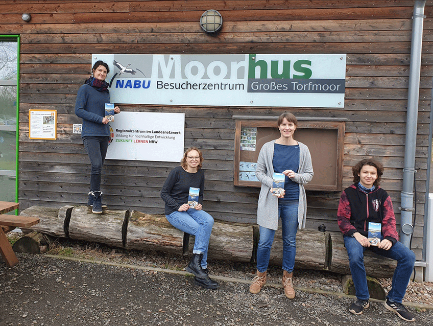 Das Moorhus-Team freut sich, endlich das neue Halbjahresprogramm in der Printversion in den Händen halten zu können. Ab sofort liegt es an vielen öffentlichen Stellen und im Moorhus zum Mitnehmen aus.