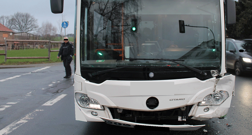 Am Mittwochmorgen ist es gegen 7.55 Uhr an der Einm&uuml;ndung der L&ouml;hner Stra&szlig;e und der Lusm&uuml;hlenstra&szlig;e zu einem Zusammensto&szlig; von einem Omnibus und einem Pkw gekommen. Beide Fahrzeugf&uuml;hrerinnen verletzten sich offenbar leicht und mussten durch Kr&auml;fte des Rettungsdienstes zur ambulanten Behandlung dem Krankenhaus L&uuml;bbecke zugef&uuml;hrt werden.