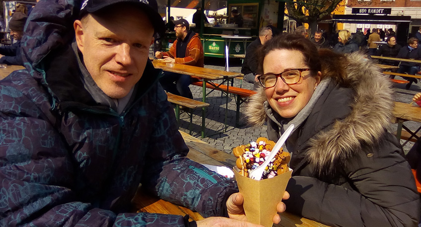 Am zweiten Aprilwochenende ist bei &bdquo;L&uuml;bbecke tischt auf&ldquo; mit Streetfood-Festival wieder Schlemmen und Genie&szlig;en angesagt. Britta und Dennis M&ouml;ller waren begeisterte Besucher bei der letzten Auflage auf dem L&uuml;bbecker Marktplatz. Foto: L&uuml;bbecke Marketing