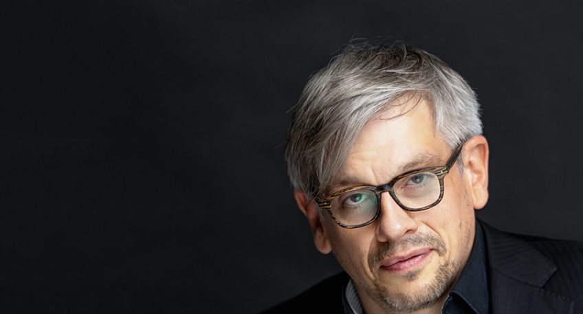 Mathias Tretter: Sittenstrolch Kabarett Freitag, 4. M&auml;rz 2022    20  Uhr Life House, Stemwede-Wehdem Eintritt: 20 &euro; / 18 &euro; (erm&auml;&szlig;igt und Mitglieder)  Mathias Tretter ist eine au&szlig;ergew&ouml;hnliche Erscheinung im deutschen Kabarett. Er ist intelligent, charmant, pointiert, politisch und wahnsinnig treffsicher. Der vielfach preisgekr&ouml;nte B&uuml;hnensatiriker geh&ouml;rt mittlerweile zur aller ersten Riege im deutschen Kabarett und gilt bundesweit als intelligente Waffe f&uuml;r treffsicheres, politisches Kabarett. Mit seinem aktuellen Programm &bdquo;Sittenstrolch&ldquo; gastiert Mathias Tretter auf Einladung des JFK Stemwede am Freitag den 4. M&auml;rz um 20 Uhr im Life House in Stemwede-Wehdem. Die Veranstaltung wird unter Einhaltung der dann aktuell g&uuml;ltigen Corona-Regeln durchgef&uuml;hrt. Erinnern Sie sich an den herrlichen Satz &bdquo;Der ist bei der Sitte&ldquo;? Kein ernstzunehmender Krimi kam fr&uuml;her ohne sie aus: die Sitte. Diese Zeiten sind vorbei. Inzwischen sind Hunderttausende bei der Sitte, und das ganz ohne Krimi und Polizei, ja meist gar ohne Sex. Nicht mehr lange, und die Moral wird in Deutschland genauso gut bewacht wie bei den Chinesen. Noch fehlt uns deren Sozialpunktesystem, daf&uuml;r haben wir Twitter. Was in China die Diktatur erledigt, &uuml;bernimmt hier der Mob. Dort digitale Aufr&uuml;stung, hier Entr&uuml;stung.  Die Moral in Deutschland ist so gut bewacht wie nie zuvor. H&auml;tte das Land gleich viele Theken wie Sittenpolizisten, es w&auml;re Tschechien. Vier F&uuml;nftel aller Tweets werden aus sittlicher &Uuml;berlegenheit getippt, die andere H&auml;lfte kommt mit der Moralkeule daher und das dritte Drittel schw&auml;rzt die M&ouml;rder an, die w&auml;hrend einer Pandemie ein Buch auf einer Parkbank lesen. Welch ein fantastisches Klima f&uuml;r Satire!  Das meint zumindest Mathias Tretter, der sein Gl&uuml;ck kaum fassen mag: &bdquo;Ich war immer neidisch auf Komiker in Diktaturen &ndash; wenn jeder Witz dein letzter sein kann, f&uuml;hlst du dich gebraucht. Soweit ist es zwar noch nicht; aber die schiere Anzahl ehrenamtlicher Bedenkentr&auml;ger, die wir schon haben, zeigt doch: Selten war ein Strolch so notwendig wie heute!&ldquo; Man ahnt: Das kann ja heiter werden &ndash; so sehr, dass danach wieder getwittert wird. Oder nochmal Tretter: &bdquo;Sittenstrolch, mein siebtes Solo. Das erste mit Humor.&ldquo; Die Veranstaltung wird gef&ouml;rdert von der Beauftragten der Bundesregierung f&uuml;r Kultur und Medien und dem Bundesverband Soziokultur. Karten sind auch an der Abendkasse erh&auml;ltlich. F&uuml;r Reservierungen und Informationen steht der JFK Stemwede unter 05773-991401 zur Verf&uuml;gung. Reservierungen sind auf der Homepage unter www.jfk-stemwede.de oder auch per E-Mail unter info@jfk-stemwede.de m&ouml;glich.