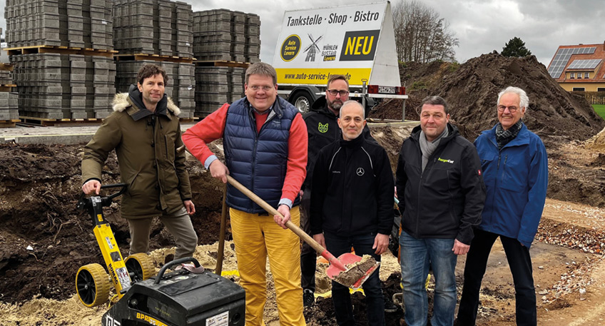 V. l. n. r.  Jan Christoph Weitkamp (Gesch&auml;ftsf&uuml;hrer Auto Service GmbH), B&uuml;rgermeister Kai Abruszat, Thorsten Hodde (Gesch&auml;ftsf&uuml;hrer Charge CAT GmbH),   Muharrem Turan (Gesch&auml;ftsf&uuml;hrer Auto Service GmbH), Thorsten Koperlik (Bauleiter Charge CAT GmbH) und Horst Weitkamp.  Bildnachweis: marketinghaltig.de