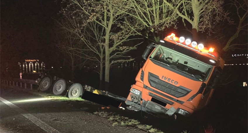 In der Nacht zu Samstag verlor ein Lkw-Fahrer auf der Berliner Stra&szlig;e auf glatter Fahrbahn die Kontrolle &uuml;ber seinen unbeladenen Sattelschlepper und rutschte in den Stra&szlig;engraben.