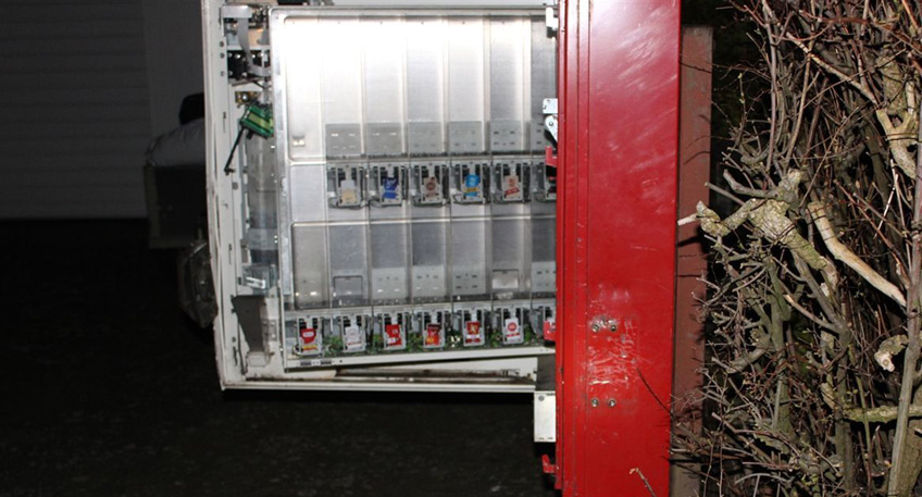 Unbekannte haben offenbar im Laufe der Nacht zu Freitag in Stemwede-Levern vergeblich versucht, einen Zigarettenautomaten aufzubrechen. Bereits am späten Donnerstagabend beschäftigte ein gewaltsam geöffneter Zigarettenautomat in Preußisch Oldendorf-Getmold ebenfalls die Polizei.