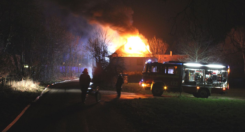 In der Nacht zu Freitag brannte in der Stra&szlig;e "Auf der Welle" ein Mehrfamilienhaus mutma&szlig;lich komplett aus. Die beiden Bewohner konnten von Kr&auml;ften der Feuerwehr mittels einer Drehleiter aus dem Obergeschoss gerettet werden. Das Geb&auml;ude ist nicht mehr bewohnbar.