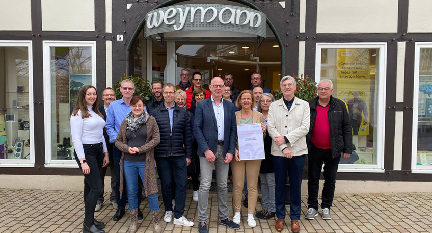 Das Zentrum f&uuml;r Seh- und H&ouml;rberatung Weymann in L&uuml;bbecke wurde mit dem Mittelstandspreis des Augenoptikerverbunds, IGA OPTIC eG, ausgezeichnet. Im Rahmen einer bundesweiten Tagung erhielt Inhaber und Gesch&auml;ftsf&uuml;hrer J&ouml;rg Weymann in Anwesenheit von Branchenkollegen diese besondere Auszeichnung. 