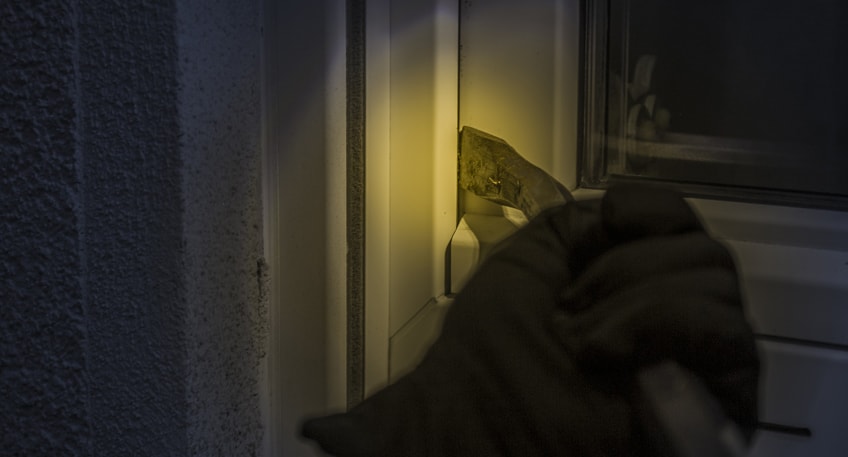 Den Erkenntnissen nach hebelten die T&auml;ter zun&auml;chst ein Fenster im Bereich des Restauranteingangs auf und entwendeten aus dem Gastronomiebereich in der Folge hochwertige Spirituosen und Bargeld. Kurz darauf verlie&szlig;en sie die R&auml;umlichkeiten durch einen Notausgang.