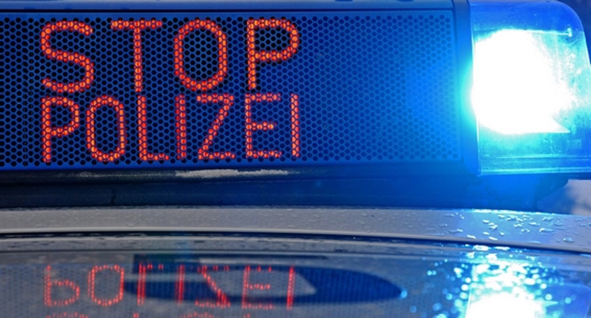 Am Montagabend hat ein betrunkener Autofahrer (52) offenbar zweimal fast einen Zusammensto&szlig; mit anderen Fahrzeugen verursacht. Nach einem Zeugenhinweis konnte eine Streifenwagenbesatzung die Irrfahrt beenden.