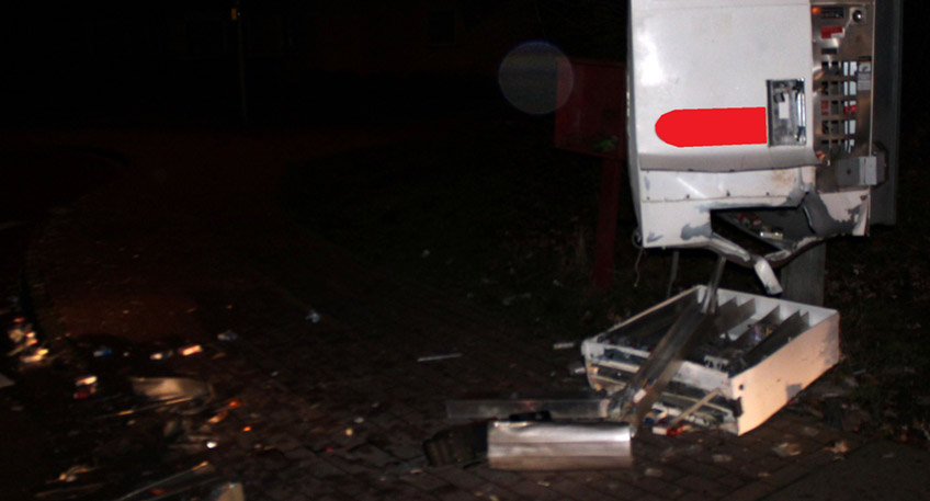 Drei bisher Unbekannte stehen im Verdacht, in der Nacht zu Sonntag in der Straße Gabelhorst im Bereich der Einmündung zur Hohensteiner Straße einen Zigarettenautomaten gesprengt zu haben.