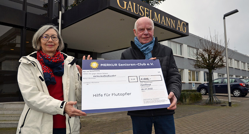 Helfen den Flutopfern: Angelika Tirre und Wilhelm Büscher spenden im Namen des MERKUR Senioren-Clubs 1.500 Euro für den guten Zweck.