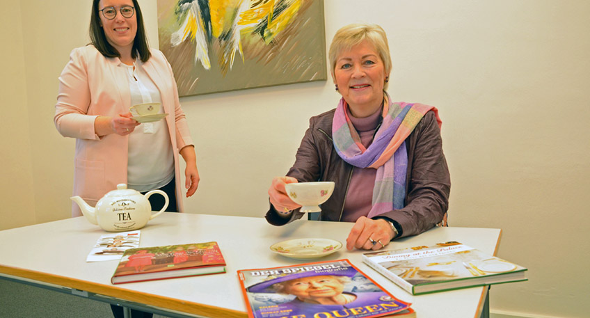 Fans der englischen Lebensart: Larissa Mattlage (links) und Beate Henke freuen sich auf den Afternoon Tea auf Schloss Benkhausen, der ganz im Zeichen des 70-jährigen Thronjubiläums der Queen steht.