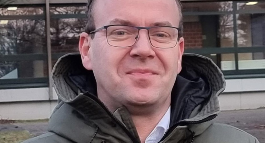 Am 31. Januar endet in den weißen Flecken Mindens die Vermarktungsphase für den glasfaserschnellen Hausanschluss. Im Rahmen des geförderten Ausbaus im Kreis Minden-Lübbecke können alle als unterversorgt geltenden Gebäude mit einem Glasfaseranschluss von GREENFIBER bis in Gebäude ausgestattet werden. Profitieren können davon rund 1.300 Mindener Haushalte.  Enrico Nauen ist Gigabit-Beauftragter des Mühlenkreises. Er koordiniert den Glasfaser-Ausbau aller untersorgten Gebiete.  Frage: Noch bis zum 31. Januar können sich alle Haushalte in den sogenannten „weißen Flecken“ in Minden für einen Eigenbeitrag von 100 Euro, Baukostenzuschuss (BKZ) genannt, an das Glasfasernetz anschließen lassen. Was sind weiße Flecke und woher wissen die Haushalte, ob sie in diesen Ausbaugebieten liegen?  Enrico Nauen: „Das können die Mindenerinnen und Mindener auch selbst gut einschätzen. Da die Schwellenwert für dieses Projekt bei 30 Mbit/s (Megabit pro Sekunde) liegt, betrifft das in der Regel jene Haushalte, die nicht im HFC-Netz (TV Kabelgebiet) der Vodafone liegen und dann lediglich 16 oder maximal 25 Mbit/s über DSL buchen können. Wenn Sie 50, 100 oder sogar bis 250 Mbit/s über DSL buchen können oder aber beim Kabelanbieter Fernsehen und Internet bekommen können, dürfen Sie beruhigt davon ausgehen, dass Sie nicht dabei sind. In Minden profitieren von der Förderung hauptsächlich Teile von Haddenhausen, um den Pottspark herum bis zum Friedhof Häverstädt, Teile von Leteln, Aminghausen, Kutenhausen, Stemmer und Todtenhausen, sowie ganz Päpinghausen.  Sie sollten zudem einen grünen Brief von GREENFIBER erhalten haben. Ansonsten schauen Sie einfach auf unserer Projektseite nach: https://standort-minden-luebbecke.de/Standort/Breitband-Ausbau/“ Frage: Was bedeutet Glasfaser für die Haushalte? Ist es nur schnelles Internet oder welche Möglichkeiten bietet die neue Infrastruktur sonst noch?  Enrico Nauen: „Für diejenigen, welche heute von der Förderung profitieren können, ist es in erster Linie überhaupt erst die Möglichkeit auf genug Bandbreite für aktuelle Anwendungen wie Videokonferenzen. Das mag jetzt auch schon gehen, jedoch bei lediglich 1 Mbit/s im Upload können Sie sich vielleicht vorstellen, wie Sie bei den anderen Beteiligten ankommen. Den meisten werden 50 Mbit/s reichen, wenn Sie an heutige Anwendungen in einem Zwei-Personenhaushalt denken. Solche Bandbreiten können die Haushalte im Förderprojekt überhaupt noch nicht buchen. Ich denke ich auch an die Kids. In den meisten Fällen haben diese eine Spielekonsole: Xbox, Playstation oder andere. Damit trifft man sich online und spielt gemeinsam mit Freunden. Jetzt stellen Sie sich einmal folgendes vor. Die Kids verabreden sich am Nachmittag (nach den Hausaufgaben) auf einen gemeinsamen Spielenachmittag. Man trifft sich um 15 Uhr, TV angeschaltet und Konsole an und los geht’s ….., ähhm nein ein Update ist erforderlich. Kein Problem, Internet ist ja da ……. , äh das Update ist 30 Gbyte (Gigabyte) groß. Das dauert jetzt bei 16 Mbit/s (7,2 GByte in der Stunde) ca. 4,3 Stunden und dann kommt die Installation dazu. In diesem Fall ist der Nachmittag gelaufen. Die Freunde zocken und Deine Kids gucken Ladebalken . Das ist nicht schön und ließe sich mit Glasfaser lösen. Im kleinsten Tarif haben Sie zukünftig 200 Mbit/s. Das bedeutet in etwas über 20 Minuten ist das Update erledigt und der Nachmittag mit Freunden gerettet. Wenn wir uns nicht lineares Fernsehen anschauen, Disney Plus, Netflix, Amazone Prime und so weiter. Da haben Sie einen 4K Fernseher zu Hause und wollen diesen mit 16 Mbit/s bespielen? Das mag funktionieren, aber schön ist anders, 4K-Videos benötigen eine höhere Bandbreite. Ruckelfreies Streamen braucht dafür ca. 25 - 35 Mbit/s. Wenn Sie in einem Mehrpersonenhaushalt leben, benötigen Sie schon etwas mehr Bandbreite, wenn Sie nicht wie „Al Bundy“ als vermeintlich Einziger die Macht über das TV Programm haben.  Aber denken Sie in die Zukunft. Viele Dinge sind zurzeit in der Entwicklung. Heute schauen Sie bei Videokonferenzen auf den Bildschirm, in der Zukunft dem Gegenüber in die Augen, weil die Person direkt auf den Küchenstuhl neben Ihnen projiziert werden wird. Stellen Sie sich das vor! Sie können sich mit allen Familienmitgliedern zu jeder Zeit treffen und gemeinsam dabei Kaffee trinken oder etwas essen und wenn man sich auf den Geist geht, kann man sich einfach ausklinken. So richtig interessant wird das aber im professionellen Bereich. Beispielsweise bei der Sprechstunde mit der Ärztin oder dem Arzt. Bitte, wer setzt sich gerne in das Wartezimmer? Da wird noch eine Menge kommen, was es uns ermöglichen wird, bis ins hohe Alter selbstständig zu Hause zu wohnen. Jedoch geht das alles nur mit entsprechender Bandbreite. Und dafür ist die Glasfaser das richtige Medium.“  Frage: Für wen lohnt sich ein Glasfaseranschluss?  Enrico Nauen: „Für alle, die heute schon an Morgen denken. Denn Glasfaser ist wie zuvor schon erwähnt heute noch nicht zwingend erforderlich, aber spätestens Übermorgen wird es Anwendungen geben, an denen Sie ohne glasfaserschnelles Internet nicht teilhaben können. Wer heute die Chance hat, einen so stark subventionierten Glasfaseranschluss zu bekommen, muss aus meiner Sicht zugreifen.“  Frage: Der Ausbau im Kreis Minden-Lübbecke wird von Bund und Land gefördert. Warum ist das aus Sicht des Gigabit-Koordinators gut investiertes Geld?  Enrico Nauen: „Glasfaser ist buchstäblich Grundversorgung 2.0 und dadurch ein wichtiger Standortfaktor. Es ist gut für die Haushalte, die davon profitieren und auch ein großer Meilenstein für den Kreis Minden-Lübbecke. Die Region wird wirtschaftlich davon profitieren. Firmen und Menschen müssen nicht abwandern, wenn sie auf Digitalisierung angewiesen sind. Ich habe Gespräche mit Menschen geführt, die in der Region aufgewachsen sind und nun darauf warten, dass die Glasfaser auch im ehemaligen Wohnort nutzbar ist. Da kommt vielleicht der ein oder andere gebürtige Ostwestfahle in unseren schönen Mühlenkreis zurück. Es werden sich mit der neuen Infrastruktur Dinge ergeben, die wir heute noch nicht sehen. Aber wir leben im Land der Dichter und vor allem der Denker. Mit den Voraussetzungen, die durch die Glasfaserinfrastruktur geschaffen werden, gibt es einen völlig neuen Markt mit so vielen Möglichkeiten. Für den gesamten Kreis mit all seinen Glasfaserprojekten sehe ich hier ein großes Potential für die Zukunft. Ich freue mich darauf.“  Frage: Was empfehlen sie Haushalten, die sich für einen Glasfaseranschluss interessieren, bis zum Ende der Vermarktungsphase in Minden zu tun?  Enrico Nauen: „Für alle Mindenerinnen und Mindener im Fördergebiet: Nutzt die einmalige Chance. Eine zweite Förderung wird es an den Adressen keinesfalls mehr geben. Im Nachgang wird es nur teurer. Der Wechsel für zwei Jahre ist nicht schlimm. Der Kupferanschluss bleibt ja erhalten und wer unzufrieden sein sollte, geht eben zurück. Was hat man zu verlieren? Zu gewinnen gibt es die Eintrittskarte in die digitale Zukunft.“  Quelle und Foto: Greenfiber