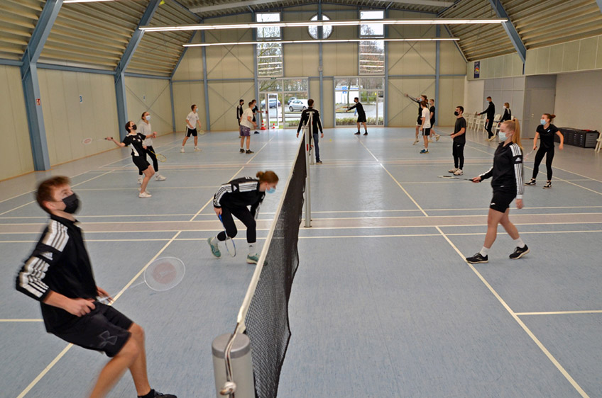 Mit vollem Einsatz dabei: Die Schüler des Sportleistungskurses haben Spaß am Badminton-Spielen.
