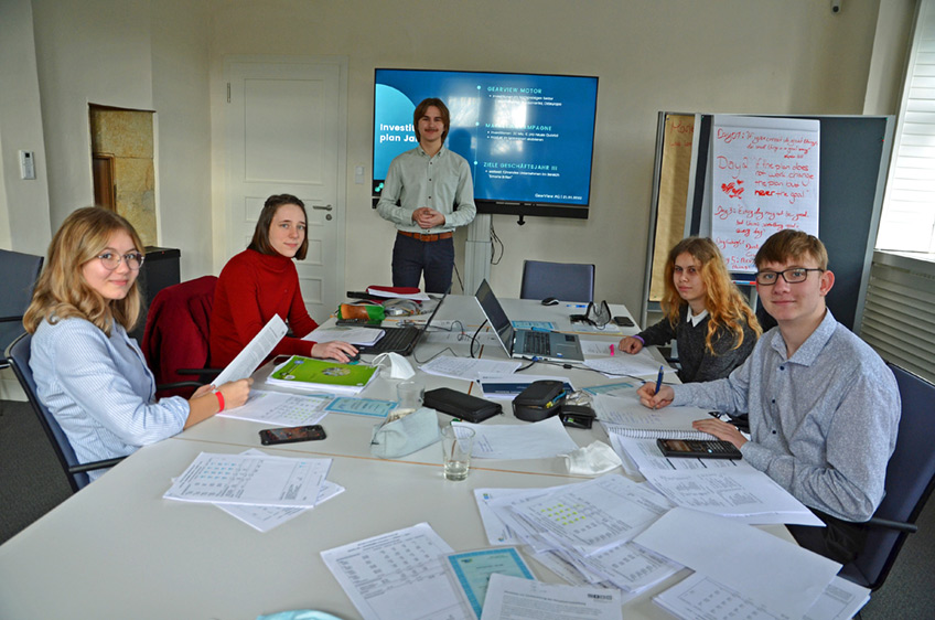 Erfindergeist und Unternehmertum sind tragende Säulen unserer Gesellschaft – und trotzdem fristen Themen wie Wirtschaftskompetenz in vielen Lehrplänen noch immer ein Schattendasein. Das Gymnasium Rahden wirkt diesem Trend entgegen und hat 17 Schülerinnen und Schüler am Management Information Game (MIG) teilnehmen lassen.