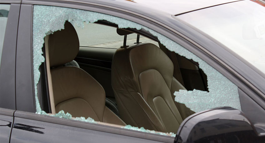 Der Besitzer eines Audis meldete sich bei der Polizei und erstattete am Sonntagvormittag auf der Wache eine Anzeige. Demnach wurde im Laufe der Nacht die Seitenscheibe seines in der Schillerstra&szlig;e abgestellten Wagens eingeschlagen.