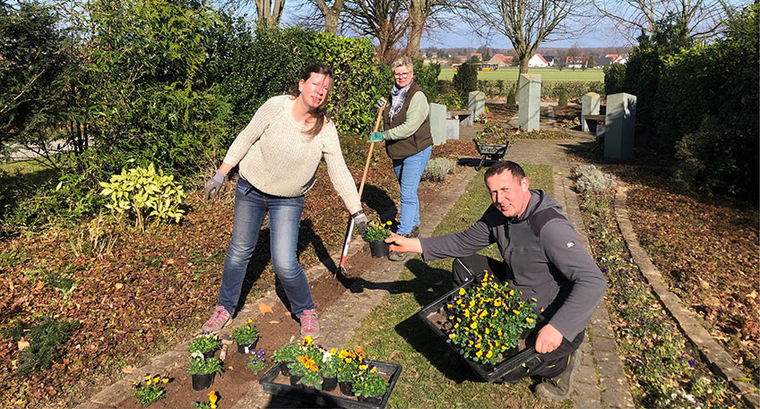 Langsam werden die Tage l&auml;nger und die blauen Krokusse und gelben Narzissen wagen einen ersten Blick aus dem k&uuml;hlen Erdreich. Wenn die bunten Fr&uuml;hlingsboten zu sehen sind, dann geht auch Sandra Rudolph das Herz auf. Die gelernte Gartenfacharbeiterin absolviert derzeit ein Praktikum bei Bettina Osterholt in der gleichnamigen G&auml;rtnerei in Bad Holzhausen.