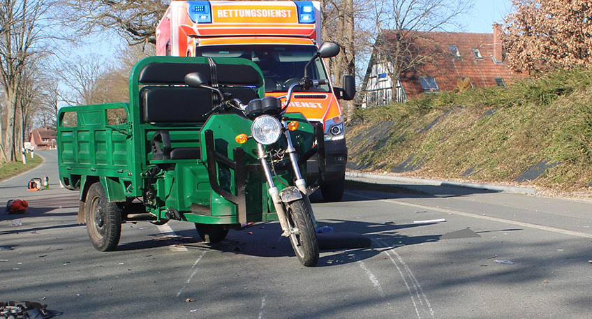 Infolge eines missgl&uuml;ckten &Uuml;berholman&ouml;vers einer Verkehrsteilnehmerin hat sich am Mittwochmorgen der 37 Jahre alte Fahrer eines motorisierten dreir&auml;drigen Kleinkraftrads schwere Verletzungen zugezogen.
