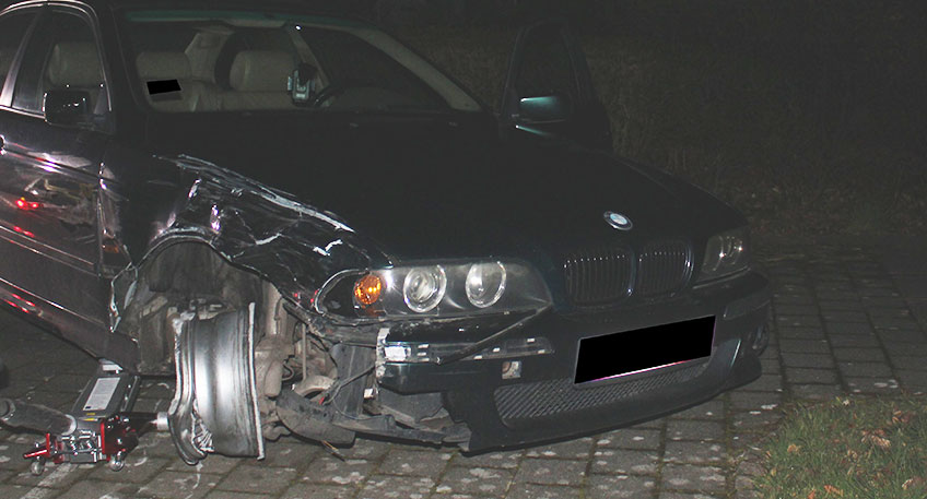 Ein gro&szlig;es Splitterfeld auf der Alsweder Stra&szlig;e brachte eine Streifenwagenbesatzung in den Morgenstunden des Donnerstags auf die Spur einer Unfallflucht. Im Rahmen der Ermittlungen konnten die Beamten auch den mutma&szlig;lichen Verursacher ermitteln. Den Mann erwartet nun eine Vielzahl von Strafvorw&uuml;rfen.