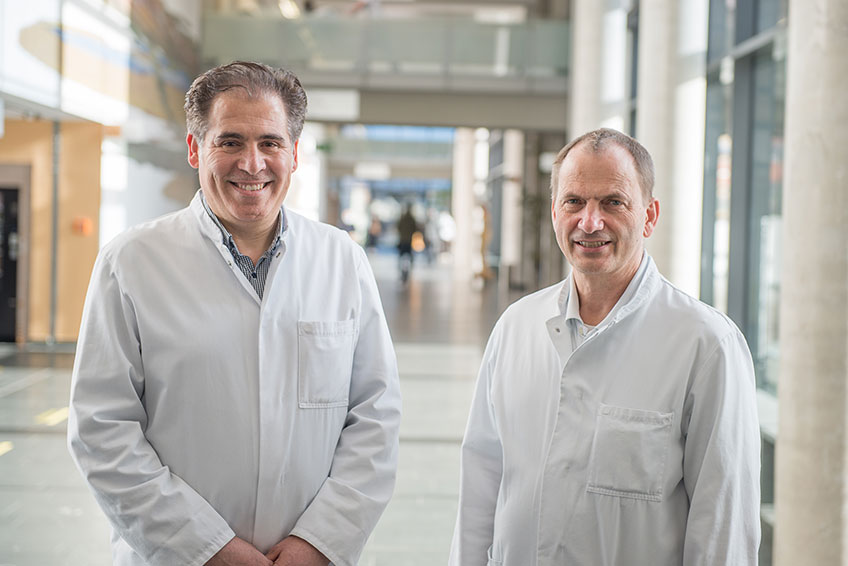 Dr. Adnan Hazouri ist neuer Kinderchirurg am Universitätsklinikum Minden. Der 50-jährige Spezialist war zuvor Oberarzt am Universitätsklinikum Wuppertal. Kinderchirurg*innen sind speziell ausgebildete Ärzt*innen mit einer Expertise für die chirurgische Versorgung von Kindern und Jugendlichen unter Beachtung der alters- und entwicklungsbedingten Besonderheiten. „Als Universitätsklinikum und Perinatalzentrum bieten wir für alle Altersgruppen die bestmögliche Medizin an. Deshalb freue ich mich, dass wir mit Dr. Adnan Hazouri einen Fachmann für die operative Versorgung von Kindern und Jugendlichen gewinnen konnten. Die Kinderchirurgie ergänzt die breite medizinische Expertise im Bereich des Eltern-Kind-Zentrums (ELKI) am Universitätsklinikum Minden“, sagt der Medizinvorstand der Mühlenkreiskliniken Dr. Jörg Noetzel. „Kinder sind nicht einfach nur kleiner als Erwachsene. Kinder und Jugendliche verfügen über eine besondere Anatomie, die sich zudem alters- und entwicklungsbedingt auch stetig verändert“, erklärt Dr. (syr) Adnan Hazouri. Er selbst versteht sich als Teamplayer und Vermittler. „Auch ein Kinderchirurg kann nicht alle operativen Fachgebiete abdecken. Beispielsweise werden neurochirurgische und orthopädische Operationen sowie Eingriffe im Bereich des Kopfes weiterhin von Kolleginnen und Kollegen aus den Fachbereichen durchgeführt. In diesen Fällen verstehe ich mich als Berater, der auf anatomische, physiologische, klinische und psychologische Besonderheiten von Kindern und Jugendlichen hinweist“, sagt Dr. Adnan Hazouri. Er selbst ist Experte im Bereich der Allgemein- und Viszeralchirurgie. Er hat den Facharzt für Allgemeinchirurgie sowie den Facharzt für Kinderchirurgie an der Universität Damaskus in Syrien erlangt. Sein Schwerpunkt liegt im Bereich von Fehlbildungen an inneren Organen, die häufig angeboren sind und im Laufe der Kindheit operativ korrigiert werden müssen. Auch lebensbedrohliche Verschlüsse von Magen, Darm oder Speiseröhre können mit sehr kleinen und feinen Instrumenten, zum Teil auch minimalinvasiv, behoben und so den Kindern ein erfülltes Leben ermöglicht werden. Der Direktor der Universitätsklinik für Kinder- und Jugendmedizin Professor Dr. Bernhard Erdlenbruch freut sich über die zusätzliche operative Expertise im Eltern-Kind-Zentrum am Universitätsklinikum Minden: „Die Kinderchirurgie ist ein wichtiger Bestandteil bei der medizinischen Versorgung unserer kleinen Patientinnen und Patienten. Es ist von großer Bedeutung an einem Universitätsklinikum, auch in der Kinderchirurgie einen auf Kinder und Jugendliche spezialisierten Experten zu haben. Der Kinderchirurg ergänzt perfekt die bereits vorhandene Expertise der Chirurgen an unserem Hause“, sagt Professor Erdlenbruch. Die Kinderchirurgie ist der Klinik für Allgemeinchirurgie, Viszeral-, Thorax-, Kinder- und Endokrine Chirurgie unter der Leitung von Professor Dr. Berthold Gerdes zugeordnet: „Mit Dr. Adnan Hazouri haben wir einen hochkompetenten Kollegen für Minden gewinnen können, der die Spezialexpertise im Bereich Kinderchirurgie im Kreis Minden-Lübbecke weiter ausbaut“, sagt Professor Gerdes. Dr. Adnan Hazouri selbst hat zusammen mit seiner Frau und fünf Kindern eine bewegte Lebensgeschichte hinter sich. Als Chefarzt war er bis 2015 in Krankenhäusern in den umkämpften syrischen Städten Homs und Edleb tätig. Als der Krieg die Sicherheit für seine Familie und ihn gefährdete, floh er zusammen mit seiner Frau und den Kindern im Jahr 2015 nach Deutschland. In Deutschland hat der ehemalige Chefarzt zuerst die Sprache gelernt und dann die medizinischen Anerkennungsprüfungen absolviert. Erste Hospitationen als Arzt im Krankenhaus folgten 2017 im Klinikum Bremen, bevor er dann als Facharzt in Bremen und Suhl arbeitete. Seit einiger Zeit ist er als kinderchirurgischer Oberarzt im Universitätsklinikum Wuppertal tätig. „Ich freue mich sehr über diese Chance in Minden. So kann ich auf der einen Seite eine spannende Stelle an einem Universitätsklinikum bekleiden und auf der anderen Seite nahe bei meiner Familie arbeiten. Wir wohnen seit unserer Ankunft in Deutschland in Bremen, wo meine Frau mittlerweile auch als Zahnärztin tätig ist. Nach den schwierigen Jahren und der Flucht nach Deutschland hat meine Familie in Bremen wieder so etwas wie ein Zuhause gefunden“, sagt Dr. Adnan Hazouri.