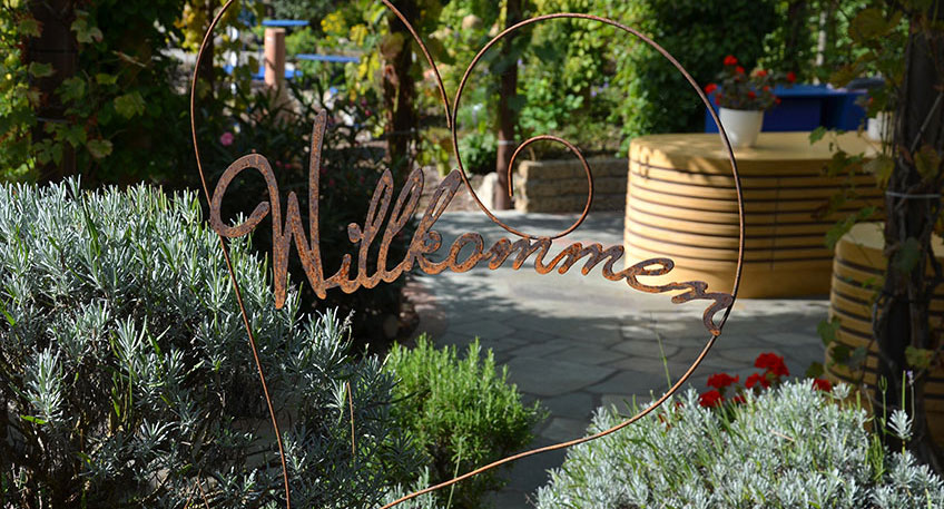 Passend zum touristischen Saisonstart im April starten &bdquo;Die westf&auml;lischen Sieben&ldquo; ein Angebot an Ausflugsfahrten in die eigene Region. Unter dem Motto &bdquo;Unsere Heimat entdecken&ldquo; werden zwischen April und Oktober 2022 unterschiedliche Bustouren mit einer Reiseleiterin angeboten.  &bdquo;Zwischen M&uuml;hle, Moor und Kaiser&ldquo;, &bdquo;Brauer Bernhard und das L&uuml;bbecker Land&ldquo; und &bdquo;Einkaufserlebnis rila erleben mit &Uuml;berraschungen in Levern&ldquo; sind nur eine Auswahl der Touren.   Der erste Termin ist der 01. April 2022. Ab 13:00 Uhr nimmt Sie die Reiseleiterin mit auf die Tour &bdquo;Versteckte Sch&auml;tze bei den westf&auml;lischen Sieben&ldquo;. Highlight der Fahrt ist der Besuch des Deutschen Automatenmuseum inkl. F&uuml;hrung. Der Preis liegt bei 25,00 &euro; pro Person. Zeit zum Spazieren und Genie&szlig;en im Schlossgarten bleibt nat&uuml;rlich auch.  Mit dem Unternehmen L&uuml;cking Busreisen und der Reiseleiterin Sabine Mirbach von evenso! konnten zwei engagierte Partner gewonnen werden. Alle sind sich sicher, die Heimat mal aus einer anderen Perspektive zu entdecken, wird den ein oder anderen Geheimtipp hervorbringen oder l&auml;ngst bekannten Orten und Sehensw&uuml;rdigkeiten pl&ouml;tzlich eine neue Bedeutung zukommen lassen.   Die Touren starten am Landhotel Annelie in Bad Holzhausen, f&uuml;r Gruppen ist ein weiterer Zustieg innerhalb der Route m&ouml;glich. Es gelten die jeweils zu den Terminen g&uuml;ltigen Hygiene- und Abstandsregeln sowie die Corona-Regelungen.  Alle Fahrten und F&uuml;hrungen sind f&uuml;r Gruppen auf Anfrage auch zu alternativen Terminen buchbar.          Die Preise f&uuml;r die Touren richten sich nach den Inklusivleistungen, wie F&uuml;hrungen und Kaffee- und Kuchengedeck. Weitere Angaben und Informationen sowie die Flyer sind beim Tourismusverband Sieben e.V. &ndash; Die westf&auml;lischen Sieben erh&auml;ltlich.   Weitere Informationen und Flyer beim Tourismusverband Sieben e.V., Kreishausstra&szlig;e 2-4, 32312 L&uuml;bbecke, Telefon: 05741-276430,  E-Mail: tourismusverband@luebbecke.de und unter www.die-westfaelischen-sieben.de