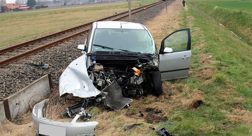 Bei einer Kollision mit der Eurobahn ist eine 79-j&auml;hrige Autofahrerin am Dienstagvormittag in Alt-Espelkamp schwer, aber offenbar nicht lebensgef&auml;hrlich verletzt worden. Der Zusammensto&szlig; ereignete sich gegen 9.50 Uhr an dem unbeschrankten Bahn&uuml;bergang am Kleinsteller Weg.
