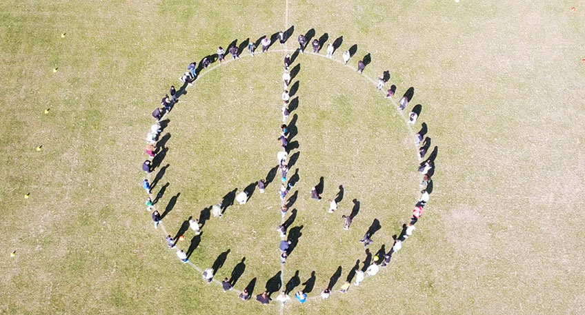 Die Schülerinnen und Schüler der Stemweder-Berg-Schule haben ein weiteres Zeichen für den Frieden gesetzt. Um gegen den Krieg in der Ukraine zu protestieren, versammelten sich die Schülerinnen und Schüler auf dem Sportplatz in Wehdem.