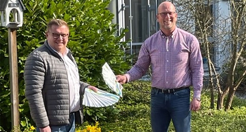 Unangekündigt, herzlich willkommen und mit einer Handvoll Einkaufsgutscheinen steht Stefan Hartmann, Inhaber des Edeka Hartmann in Preußisch Oldendorf gleich Montagmorgen im Büro von Bürgermeister Marko Steiner.