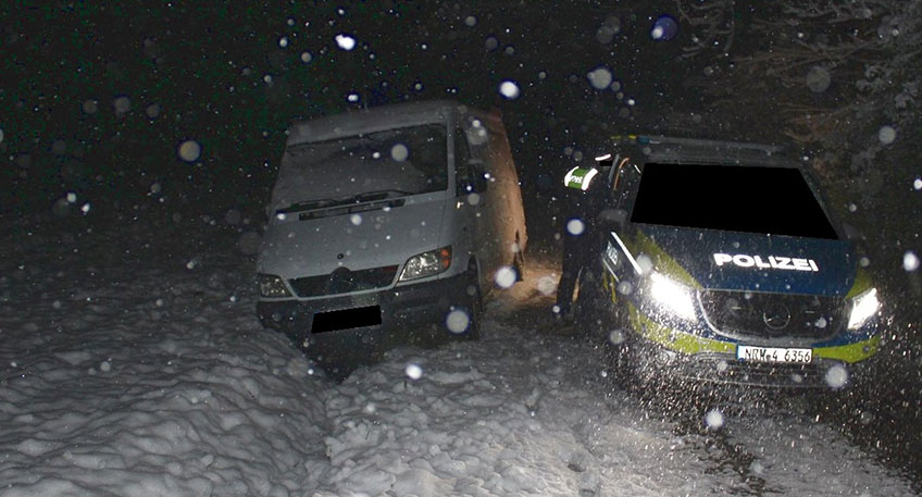 Am frühen Freitagmorgen wurden die Beamten gegen 4.15 Uhr über einen am Schierlager Weg im Bereich der Kreuzung "Weidemoor" im Graben stehenden Kastenwagen in Kenntnis gesetzt.