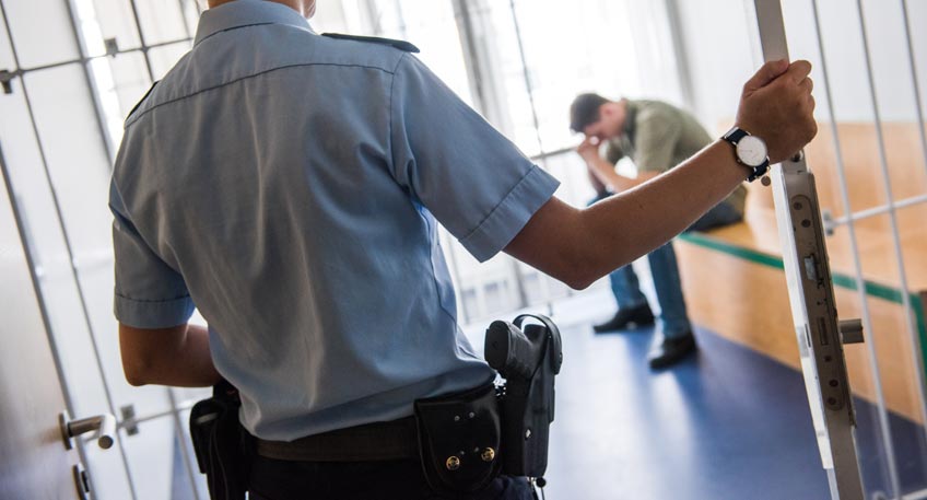 Jeweils eine Unfallflucht unter Alkoholeinfluss, in deren Folge die beiden Fahrzeugf&uuml;hrer Polizisten angriffen und anschlie&szlig;end den Rest der Nacht im Polizeigewahrsam verbringen mussten, besch&auml;ftige die Einsatzkr&auml;fte am Wochenende.