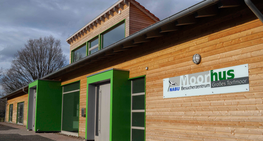 Am Sonntag, 13.03.2022 l&auml;dt das NABU Besucherzentrum Moorhus zusammen mit dem zertifizierten Natur- und Landschaftsf&uuml;hrer (ZNL) Friedhelm Koch wieder zur beliebten F&uuml;hrung &bdquo;Das Moor muss nass!&ldquo; ins Gro&szlig;e Torfmoor ein. Um Torf abbauen zu k&ouml;nnen, wurden fr&uuml;her Moore trockengelegt. Die Teilnehmer erfahren viel &uuml;ber den Wasserhaushalt des Hochmoores, die Renaturierung und die Wiedervern&auml;ssung dieser eindrucksvollen Landschaft. Wie h&auml;ngt der saure pH-Wert des Wassers mit dem Wachstum der Moorpflanzen zusammen und was ist der Unterschied von Hoch- und Niedermoor?   Die F&uuml;hrung startet um 14 h und dauert etwa zwei Stunden. Sie ist f&uuml;r die ganze Familie geeignet. F&uuml;r Erwachsene betr&auml;gt der Teilnahmebetrag 6,- EUR, Kinder zahlen die H&auml;lfte. Treffpunkt ist der Parkplatz P3 an der Moorbadstra&szlig;e in L&uuml;bbecke-Gehlenbeck. Anmeldungen erfolgen telefonisch im NABU Besucherzentrum Moorhus unter 05741-2409505.