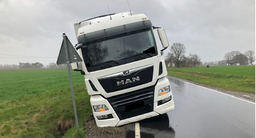 Am Donnerstagmorgen hat sich auf der Schr&ouml;ttinghauser Stra&szlig;e ein Sattelzug mit Auflieger festgefahren. Dessen Fahrer, ein 25-j&auml;hriger Mann aus dem Landkreis Osnabr&uuml;ck, hatte den Erkenntnissen nach die Stra&szlig;e in Richtung Alter Postweg (L 770) befahren, als er gegen 9.30 Uhr kurz vor der Einm&uuml;ndung "Hollenm&uuml;hle" einem entgegenkommenden Lastwagen ausweichen wollte.