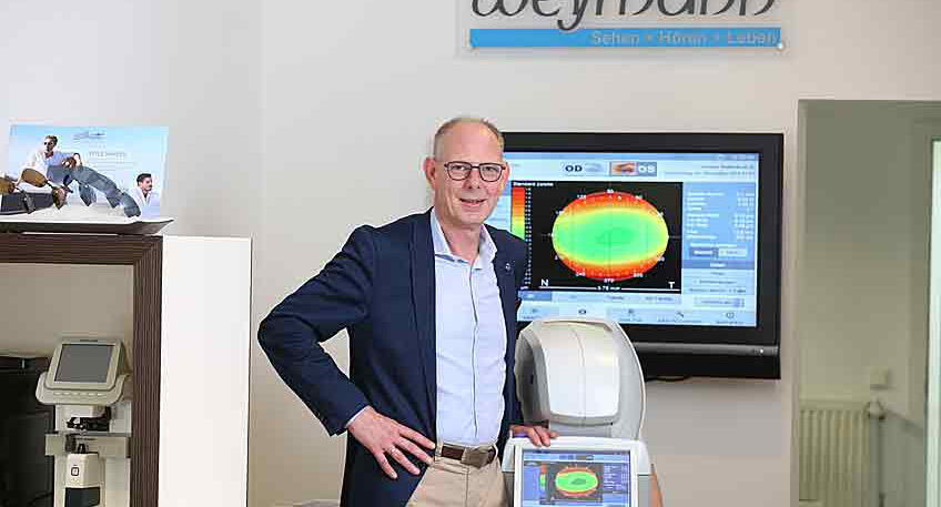 Gemeinsam mit dem langjährigen Partner ZEISS Vision Care unterstützt das Zentrum für Seh- und Hörberatung Weymann in Lübbecke Flüchtlinge aus der Ukraine. Im Mittelpunkt steht die kostenlose augenoptische Versorgung für Brillenträgerinnen und Brillenträger aus dem Kriegsgebiet. Die ersten Flüchtlinge aus der Ukraine sind bereits in Lübbecke und Umgebung angekommen. Ihre Versorgung mit Wohnraum, Kleidung und Lebensmitteln hat oberste Priorität. „Aber auch die medizinische und augenoptische Hilfe ist zwingend notwendig“, so Geschäftsführer Jörg Weymann. So hat sich das Unternehmen einer bundesweiten Initiative von ZEISS angeschlossen, um zu helfen. Flüchtlingen aus der Ukraine bekommen in einem gewissen Rahmen die notwendige Fassung die die individuellen Brillengläser bei Weymann kostenlos. „Diese Art zu helfen ist für uns und unsere Partner eine Selbstverständlichkeit und wie rufen alle Flüchtlinge aus der Ukraine auf, sich gern bei uns im Geschäft zu melden“, so Jörg Weymann.