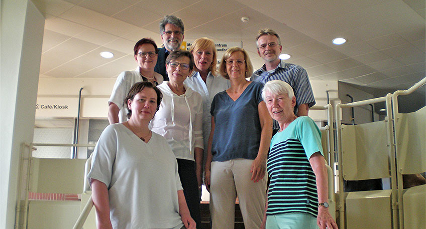 BU: Die Vorstandsmitglieder nach der Wahl im Jahr 2019 von links nach rechts: Ute B&uuml;sching, Renate Golcher, Michael Hafner, Ursula K&uuml;hn, Karin von Behren-Rolfs, Elke Weymann, Dr. Axel G&auml;rtner und Ingeborg Renz hoffen, dass im Mai dieses Jahres endlich einmal wieder eine Mitgliederversammlung stattfindet, bei der auch die Neuwahl des Vorstands ansteht. Foto: privat