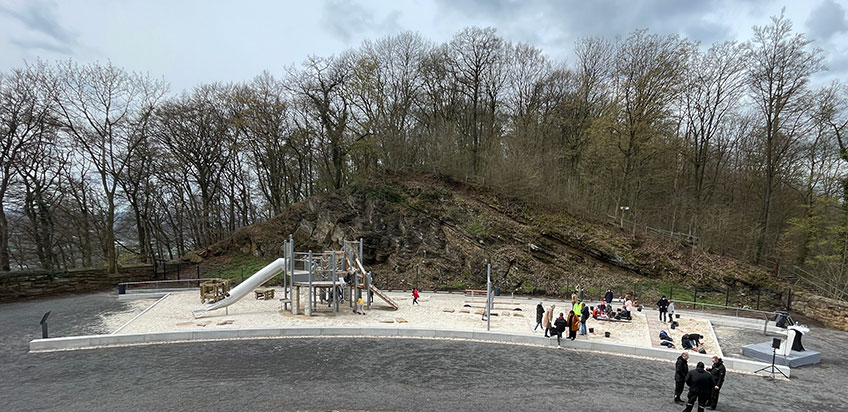 Am Kaiser-Wilhelm-Denkmal an der Porta Westfalica (Kreis Minden-Lübbecke) sind die Baumaßnahmen zur barrierefreien Erschließung und kindgerechten Gestaltung abgeschlossen. Das Gelände ist nun um sogenannte niedrigschwellige Informationsangebote und eine Kinderaktionsfläche ergänzt, die am Freitag (8.4.) freigegeben wurde.