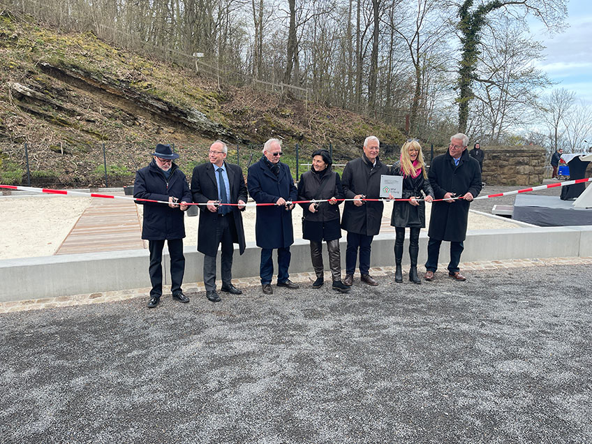 Am Kaiser-Wilhelm-Denkmal an der Porta Westfalica (Kreis Minden-Lübbecke) sind die Baumaßnahmen zur barrierefreien Erschließung und kindgerechten Gestaltung abgeschlossen. Das Gelände ist nun um sogenannte niedrigschwellige Informationsangebote und eine Kinderaktionsfläche ergänzt, die am Freitag (8.4.) freigegeben wurde.