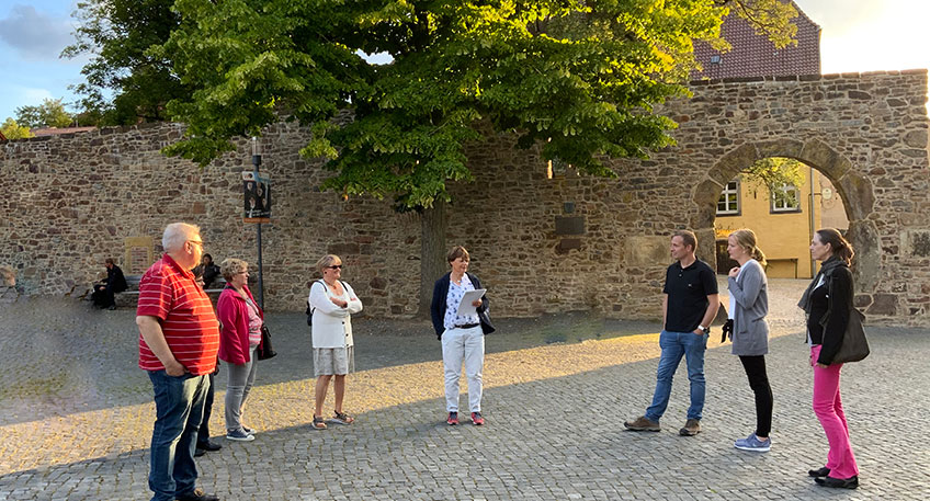 Die Altstadtf&uuml;hrung beginnt auf dem L&uuml;bbecker Marktplatz mit angrenzendem Burgmannshof. Foto: L&uuml;bbecke Marketing