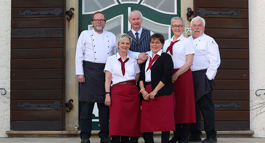 Bei der Personalsuche hat die Gastronomiebranche h&auml;ufig mit Vorurteilen zu k&auml;mpfen. Wer sich bei den Mitarbeiterinnen und Mitarbeitern auf Schloss Benkhausen umh&ouml;rt, findet diese allerdings nicht best&auml;tigt, sondern erh&auml;lt einen ganz anderen Eindruck. 