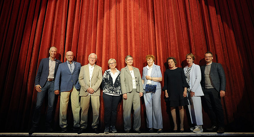 Der letzte Vorhang ist gefallen. Der ausgeschiedene Vorstand des Kulturrings Lübbecke (v.l.), eingerahmt von Bürgermeister Frank Haberbosch (li.), dem Dezernenten für Bürgerdienste, Philipp Knappmeyer (re.), und der Bereichsleiterin Schule und Freizeit, Jutta Diekmann (2.v.r.): Hartmut Wegert, Günter Bode, Anke Spilker, Barbara Ramroth-Bode, Heide Wegert und Irina Niedringhaus.