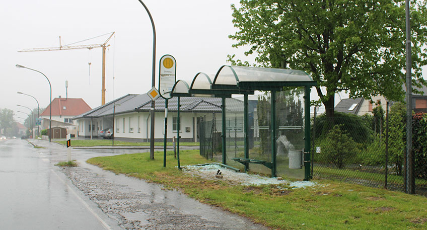 Erheblichen Schaden an einem Buswarteh&auml;uschen an der L&ouml;hner Stra&szlig;e hat ein 27-j&auml;hriger Autofahrer am sp&auml;ten Freitagnachmittag verursacht. Der Mann war zuvor mit seinem Kleinwagen kurz vor der Einm&uuml;ndung mit dem Lietweg auf regennasser Stra&szlig;e von der Fahrbahn abgekommen.