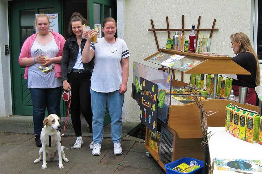 Zufriedene Gesichter bei den Organisatorinnen und weiteren Beteiligten: Der Aktionstag "Alkohol? - weniger ist besser" auf dem Ludwig-Steil-Hof in Espelkamp wurde gut angenommen. "Die Besucher waren durchweg interessiert und lie&szlig;en sich Zeit, um sich mit den dargestellten Themen zu besch&auml;ftigen," hie&szlig; es von Seiten der Veranstalter.