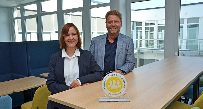 Armin Gauselmann, stellvertretender Vorstandssprecher der Gauselmann Gruppe, und Tassia Giannopoulos, Leiterin Zentralbereich Personal, freuen sich &uuml;ber die Mitgliedschaft der Gauselmann Gruppe in der Initiative &bdquo;Karriere im Familienunternehmen&ldquo;. 